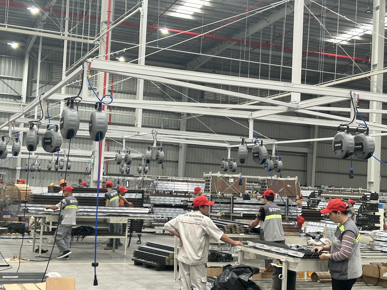 Tại sao cuộn dây hơi tự rút được ưa chuộng trong các nhà máy hiện đại?